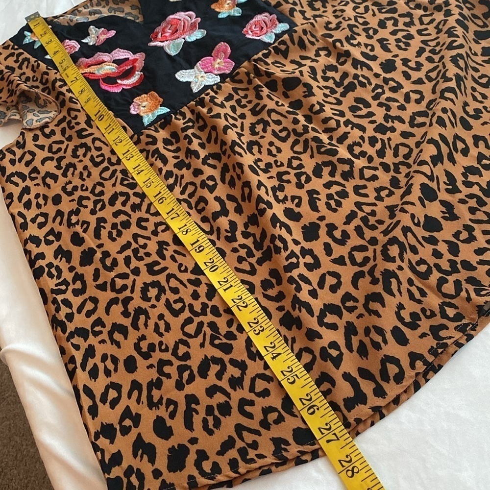 Embroidered and animal print blouse flutter sleeves short V-neckline size large - Picture 3 of 8